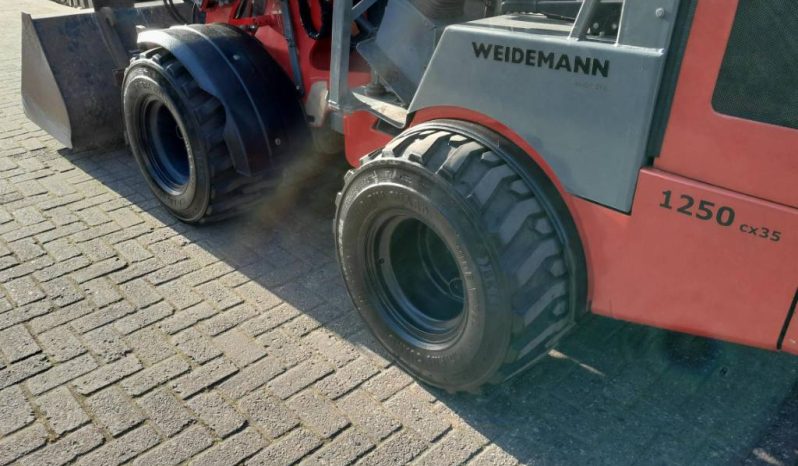Weidemann 1250 cc 35 minishovel met bak en vorken vol