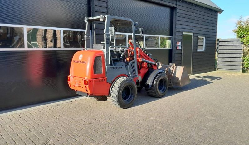 Weidemann 1250 cc 35 minishovel met bak en vorken vol