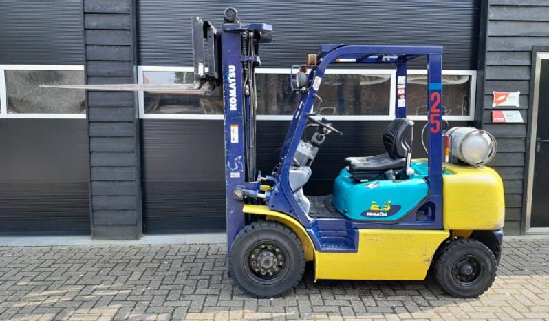 Komatsu FG 25 HT-14  Freelift – Sideshift – Triplex – LPG full