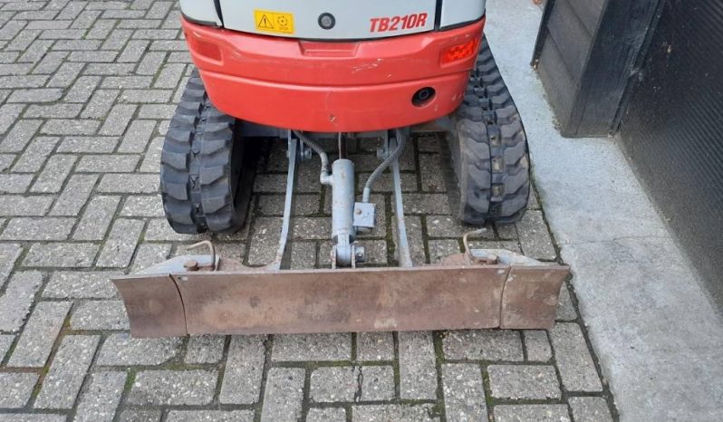 Takeuchi TB 210 R minigraver met 3 bakken vol