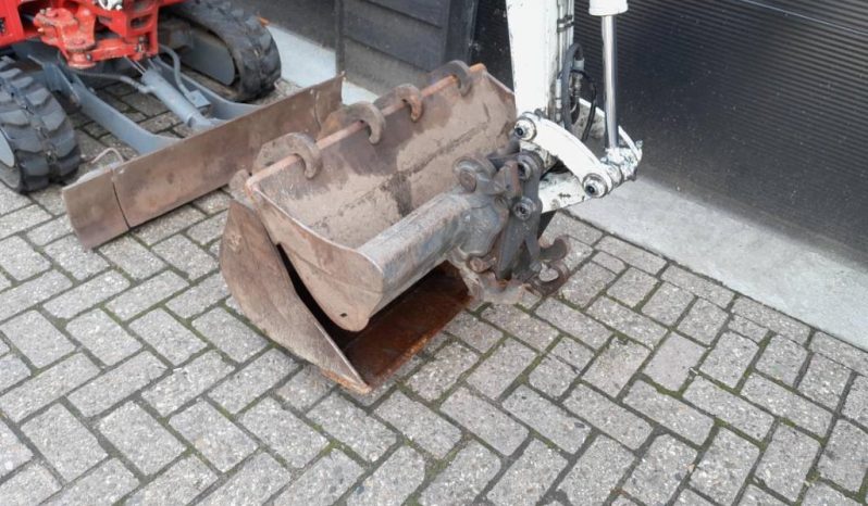 Takeuchi TB 210 R minigraver met 3 bakken vol