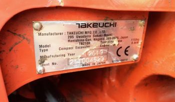 Takeuchi TB 210 R minigraver met 3 bakken vol
