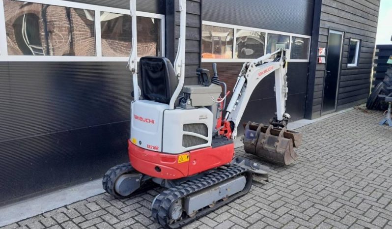 Takeuchi TB 210 R minigraver met 3 bakken vol