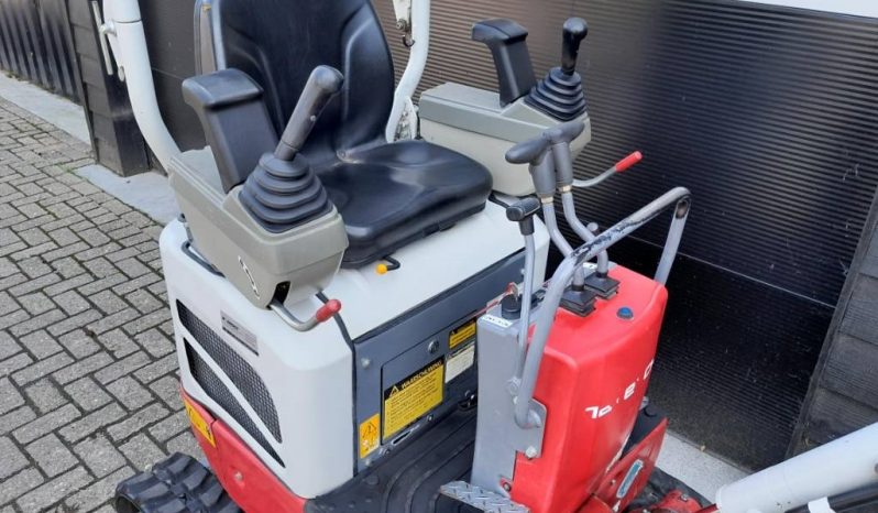 Takeuchi TB 210 R minigraver met 3 bakken vol