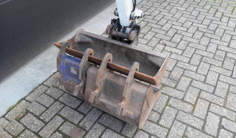 Takeuchi TB 210 R minigraver met 3 bakken vol