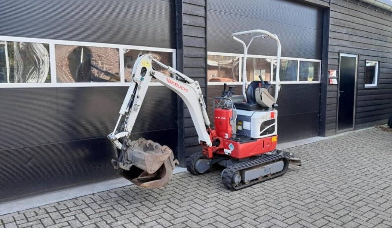Takeuchi TB 210 R minigraver met 3 bakken vol