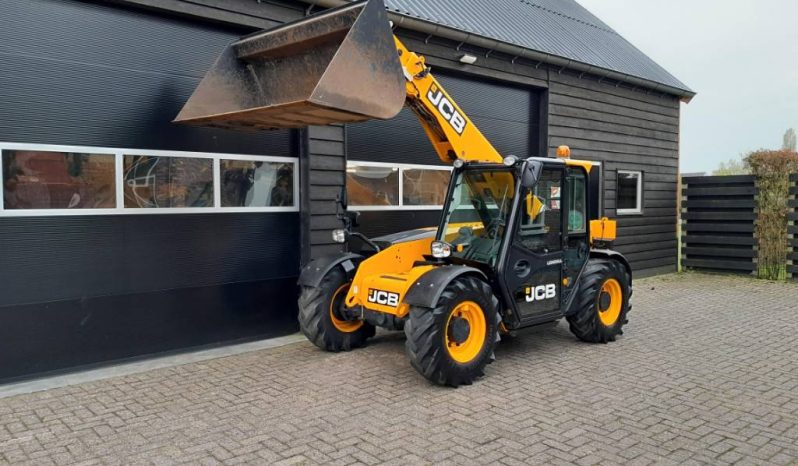JCB 525-60 AG Agri Plus verreiker met bak vol