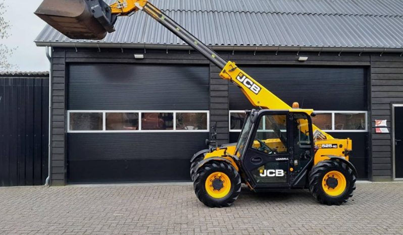 JCB 525-60 AG Agri Plus verreiker met bak vol