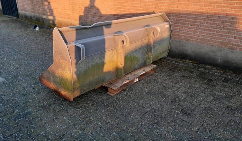 New Holland Grondbak 250cm gebruikt goede staat vol