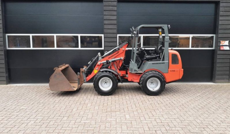 Weidemann 1250 cc 35 minishovel NL-kenteken Brede banden vol
